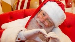 Papai Noel aprende libras para atender crianças surdas (Catuaí Shopping/Divulgação/Só Notícia Boa)
